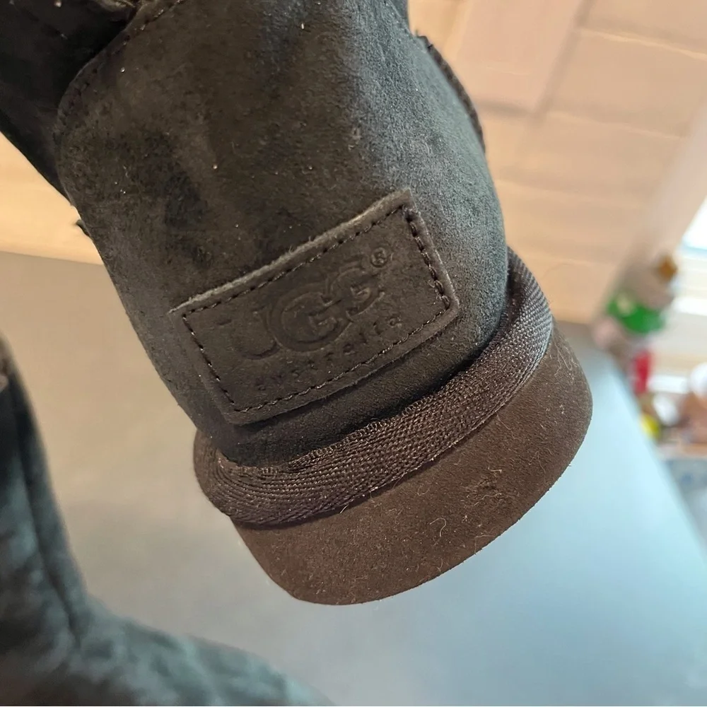 Ugg sz 6 Remora buckle black suede boots